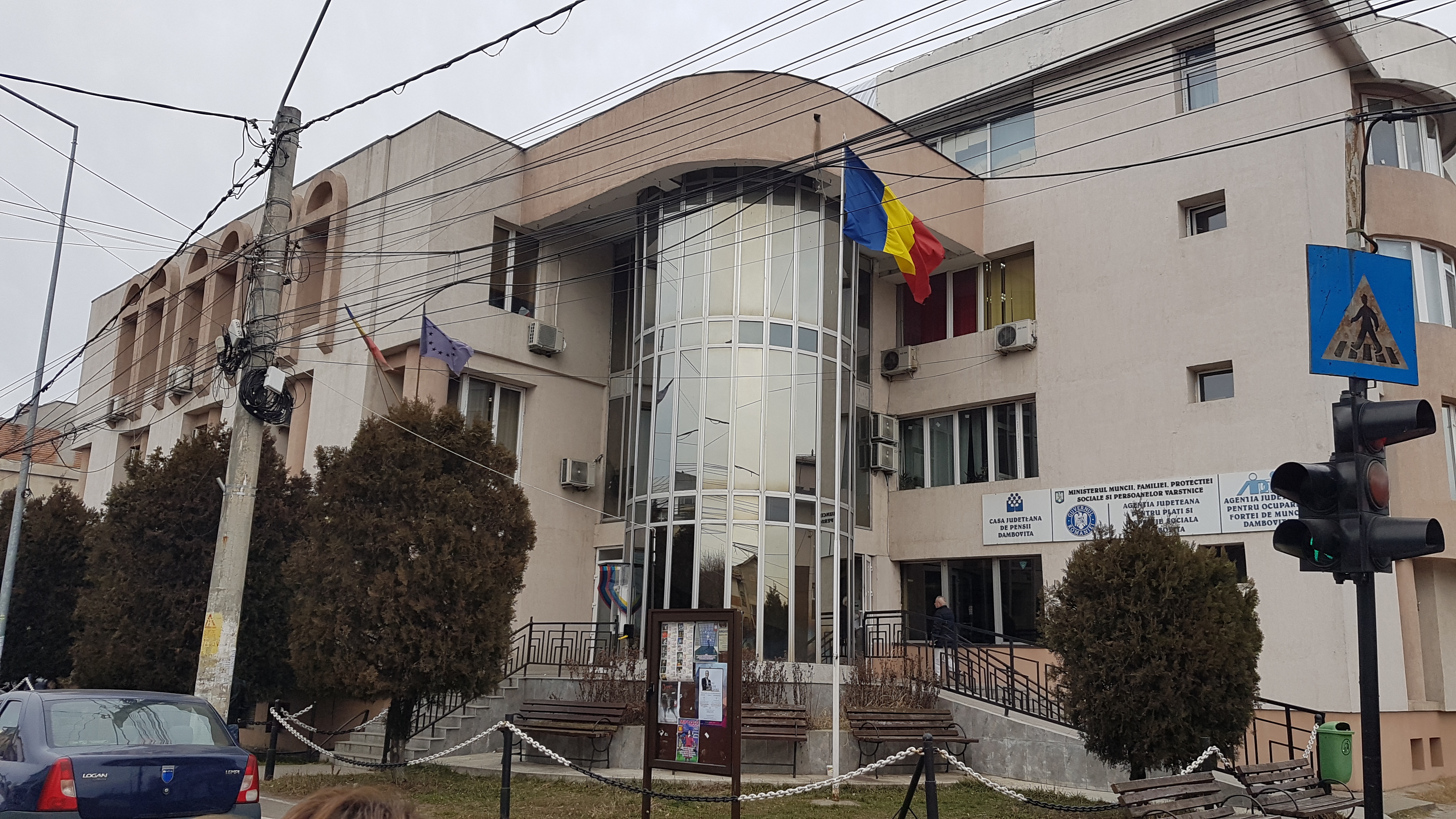Casa Județeană de Pensii Dâmbovița scoate la concurs 4 posturi contractuale pe perioadă determinată. Sunt disponibile posturi de consilier și referent debutanți.