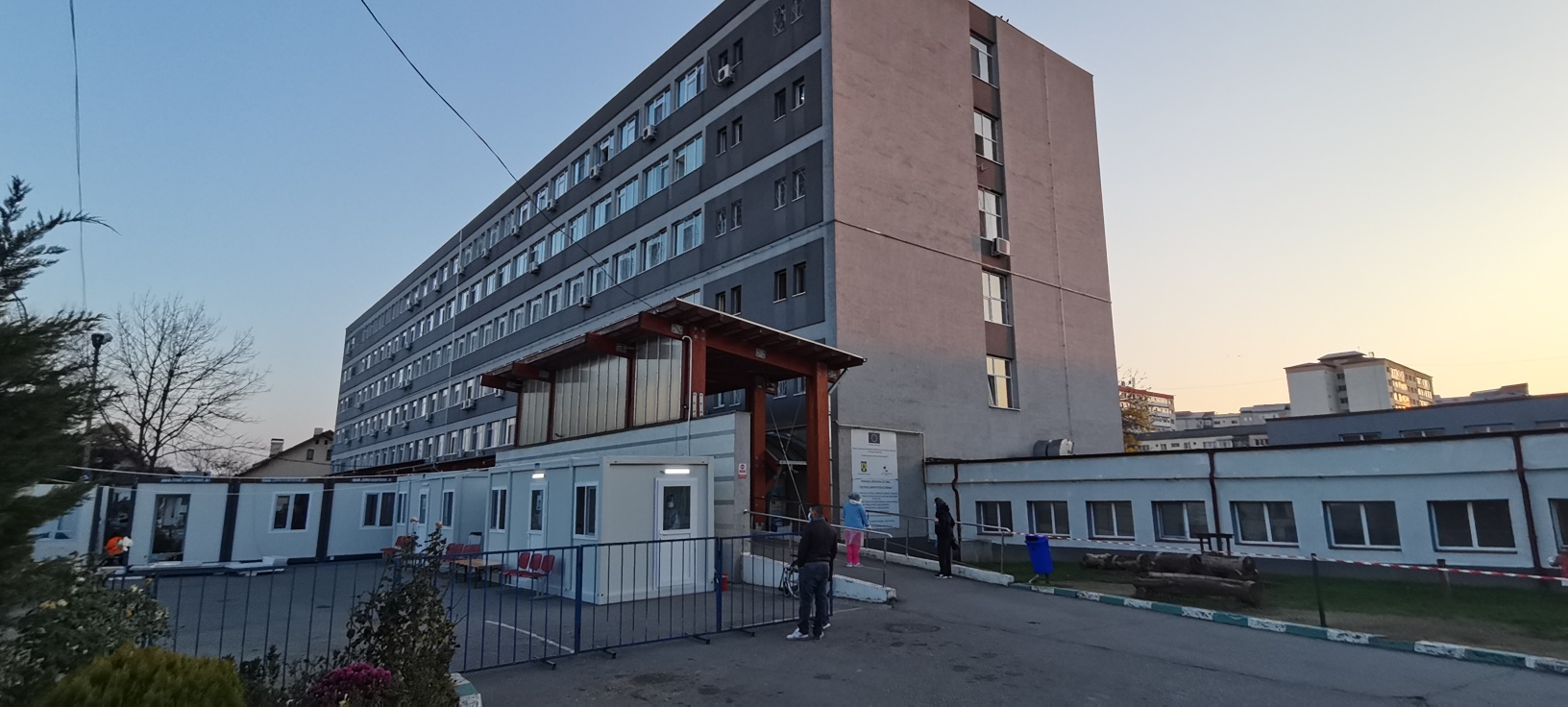 Spitalul Județean de Urgență Târgoviște a primit noi dotări, ce vor spori gradul de confort al pacienților, în special al celor suspecți și confirmați COVID. A început montarea ansamblurilor modulare de containere, cu încălzire pe perioada iernii.