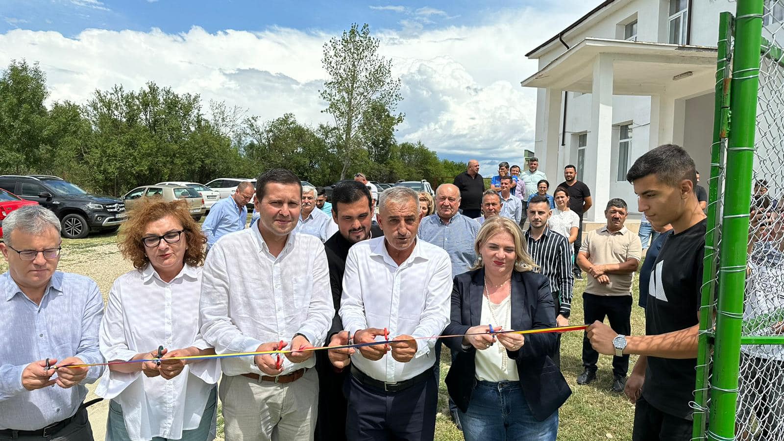 Loc de joacă și teren de sport multifuncțional, inaugurate în satele Șelaru și Fierbinți. Investițiile sunt realizate cu sprijinul Consiliului Județean Dâmbovița, prin Programul Județean de Dezvoltare Locală (PJDL)