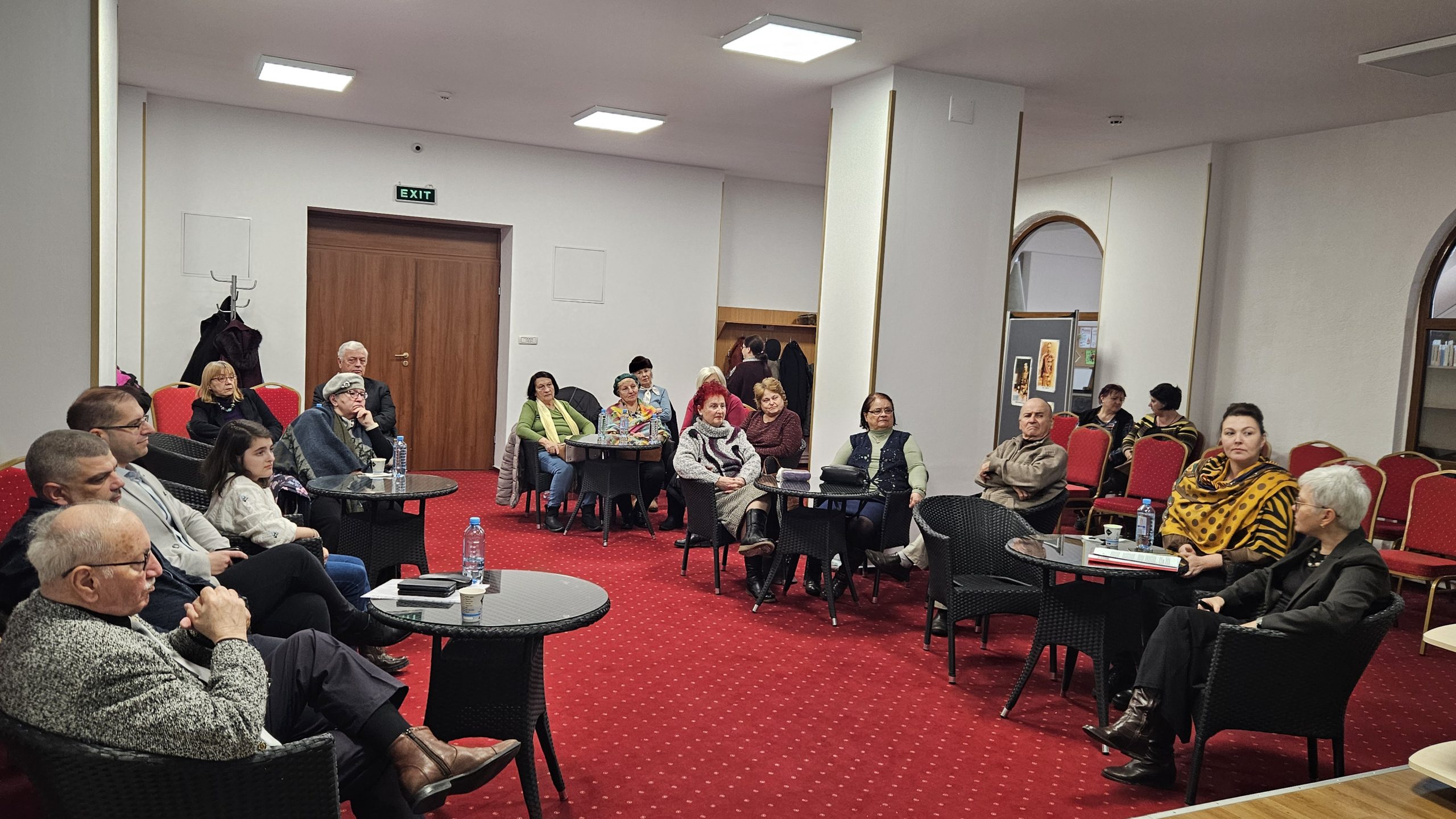 Pe 26 ianuarie, ziua nașterii „mărețului conducător” al României socialiste, la Târgoviște, în orașul unde acesta și-a găsit sfârșitul, discuții despre „Apogeul cultului personalității lui Nicolae Ceaușescu”. Evenimentul, organizat de Consiliul Județean Dâmbovița, în parteneriat cu Asociația EuroTrainer, în cadrul proiectului „Conservarea, restaurarea, valorificarea clădirii Fosta Școală de Cavalerie în vederea consolidării identității culturale a județului Dâmbovița”
