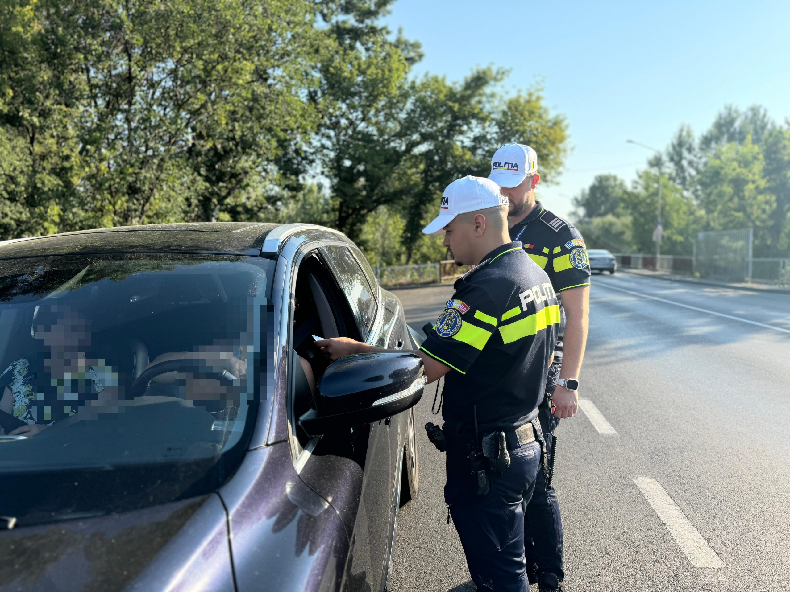 Polițiștii rutieri, acțiune de control în trafic, dar și pentru informarea conducătorilor auto despre noile reglementări din domeniul legislației. VIDEO