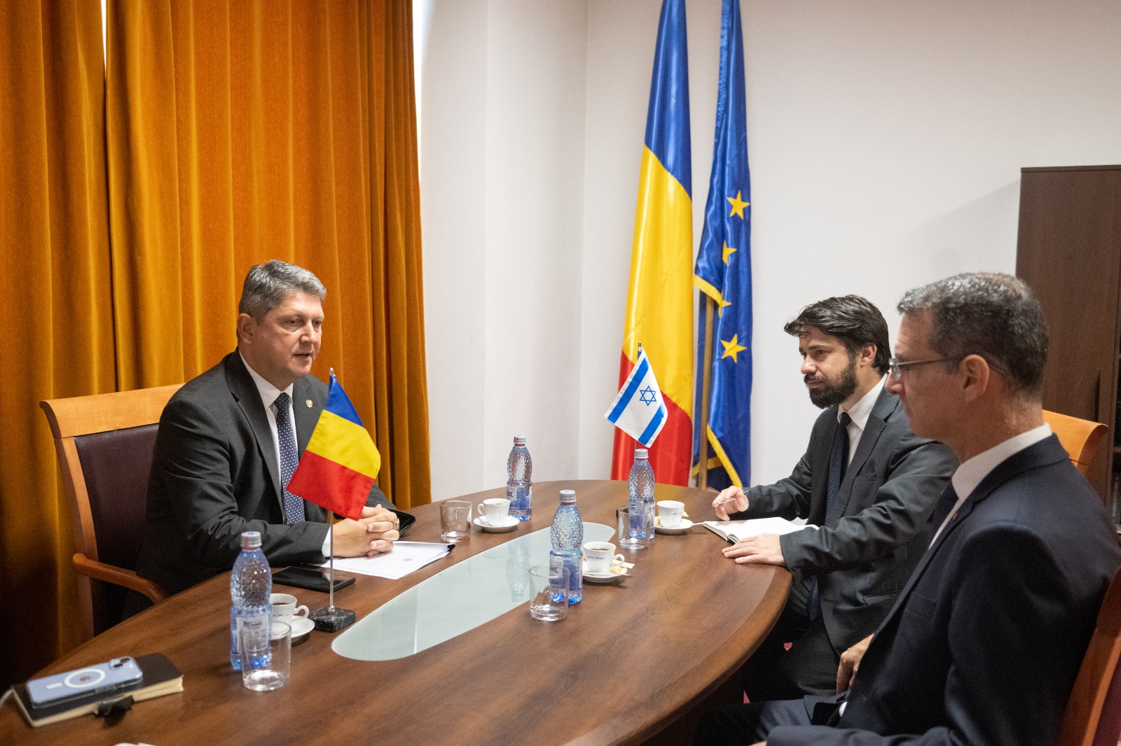 Președintele Comisiei pentru politică externă din Senatul României, Titus Corlățean, întrevedere cu ambasadorul agreat al Statului Israel, Lior Ben Dor la începerea mandatului diplomatic în România. Provocările de securitate din regiunea extinsă a Mării Negre, precum și din Orientul Mijlociu, pe agenda discuțiilor.