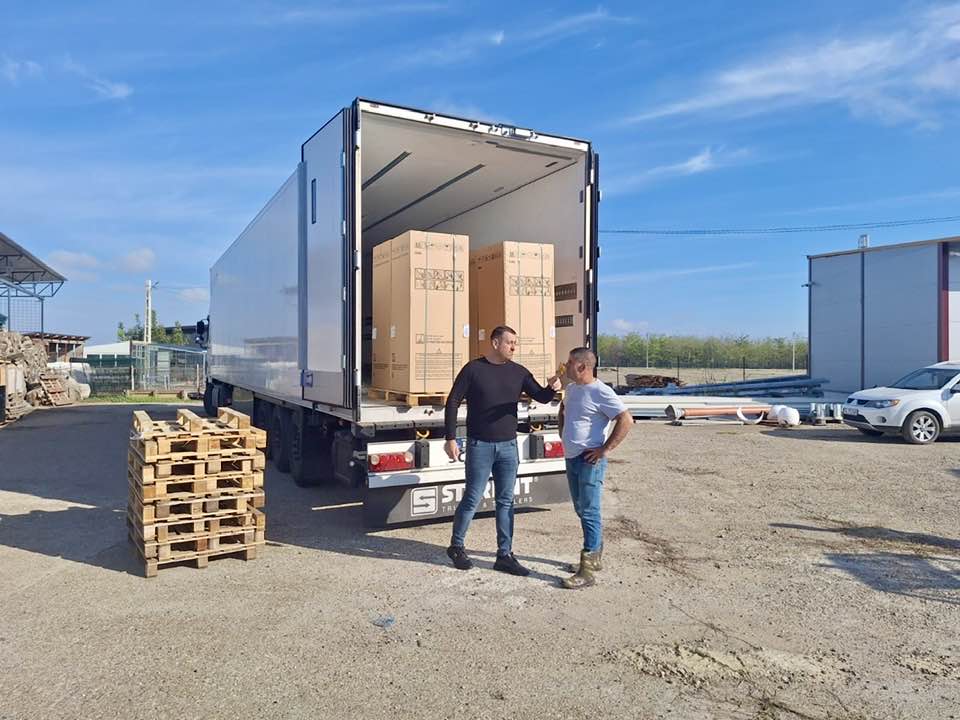 Al doilea transport cu ajutoare a plecat de la Moreni către Pechea, grav afectată de inundații. Cu implicarea președintelui CJD, Corneliu Ștefan, și a primarului ales Gabriel Purcaru, zeci de electrocasnice și mii de litri de detergent au ajuns la sinistrați