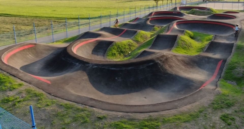 Veste bună pentru iubitorii de skating, rolling și ciclism urban! La Complexul de Natație din Târgoviște vor fi construite, pe o suprafață de 4000 mp, piste de skateboard și pumptrack.