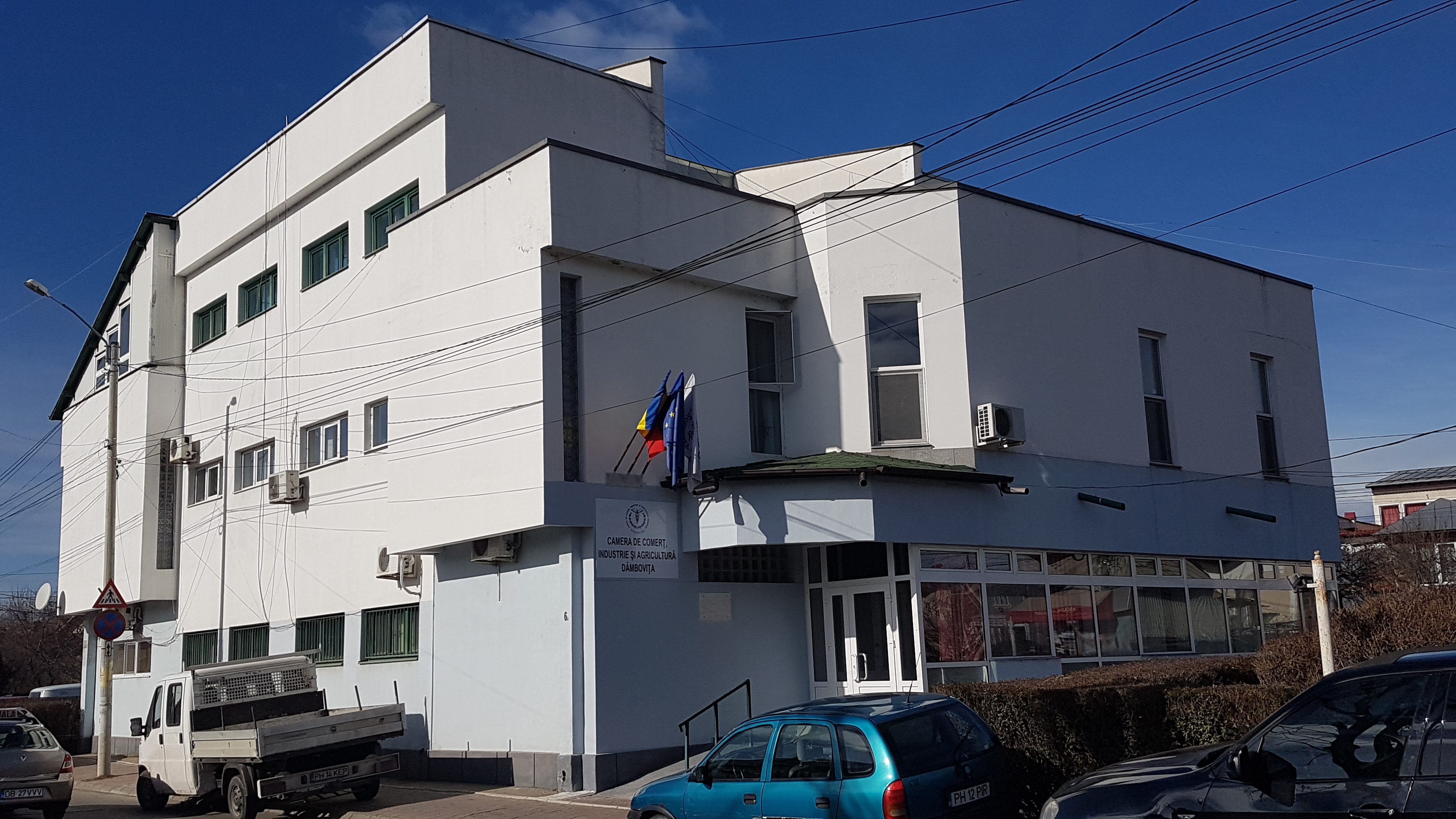 Camera de Comerț Dâmbovița, prin Departamentul Juridic și Consultanță Societăți, oferă asistență și îndrumare prealabilă și tehnoredactarea tuturor actelor necesare înființării unei Asociații și Fundații.