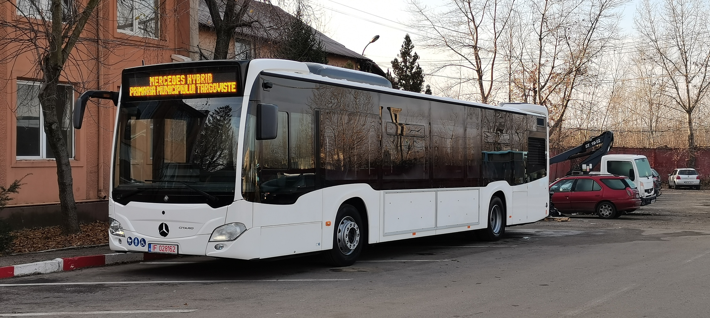 Primul autobuz Mercedes-Benz Citaro Hybrid, votat autobuzul anului 2019, a ajuns la Târgoviște și astfel începe modernizarea transportului public din municipiu. „Începând cu jumătatea lunii martie, târgoviștenii și nu numai se vor bucura de mijloace de transport moderne, ecologice”