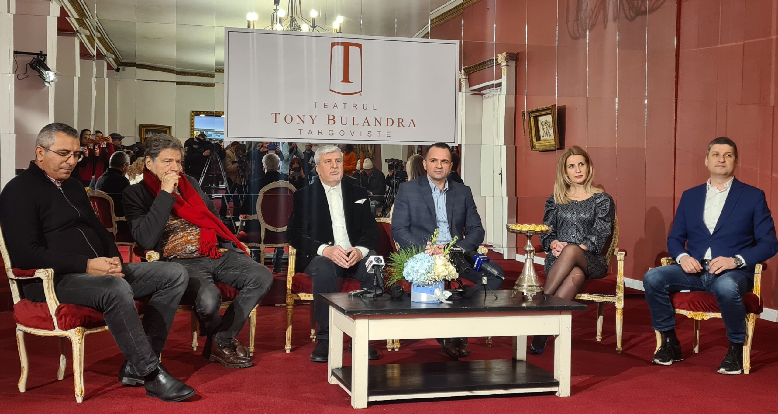 Oameni de cultură și autorități, într-un efort extraordinar pentru un teatru de excepție la Târgoviște. Spectacol în premieră absolută în România și Europa: „Împărăteasa Chinei”, evenimentul care redeschide Sala Mare la „Tony Bulandra”