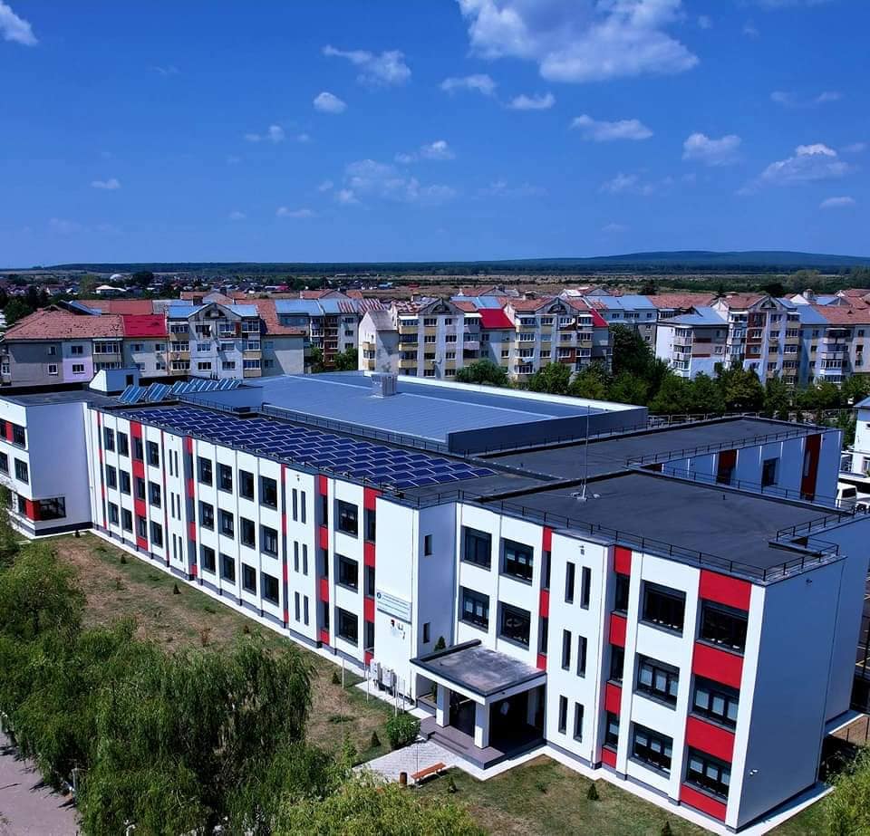 Târgoviște. Proiect de aproape 36 milioane lei pentru dotarea cu mobilier, materiale didactice și echipamente digitale a unităților de învățământ preuniversitar din municipiu.