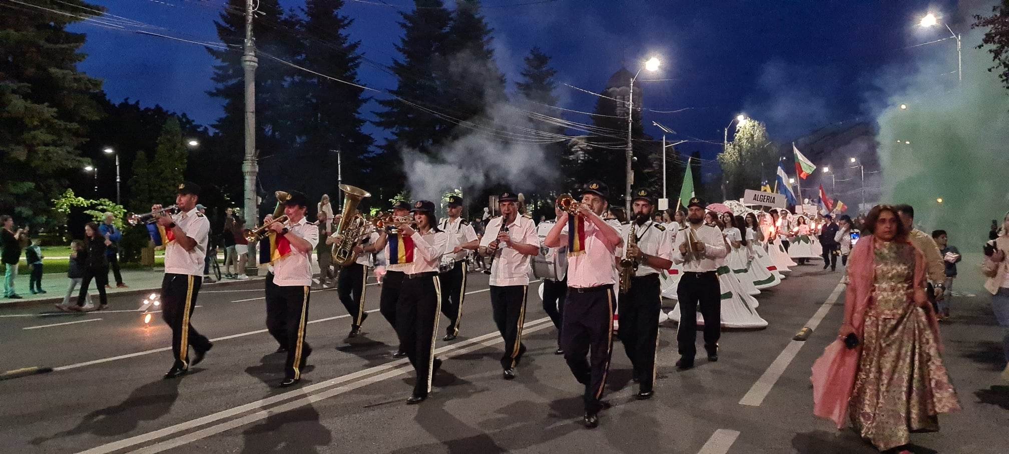Parada BABEL a animat și în acest an străzile Târgoviștei. Parada a fost însuflețită de peste 200 de voluntari, sute de motocicliști, zeci de instrumentiști, zeci de balerine, actori și păpuși gigant. VIDEO