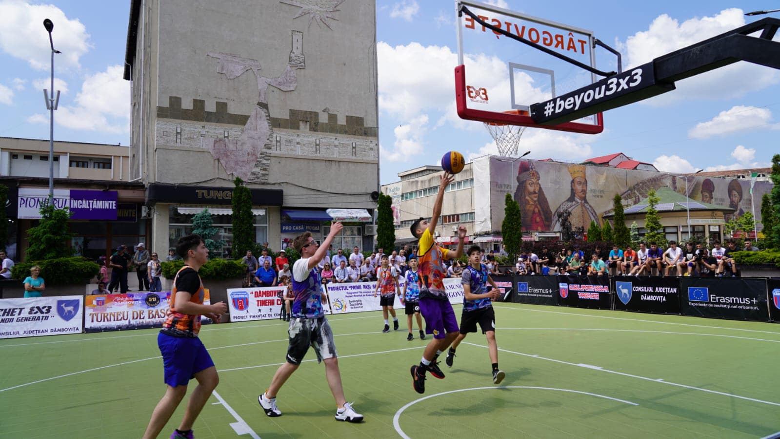 A debutat Turneul de baschet 3×3 „Iubim Dâmbovița”, în Piața Tricolorului din Târgoviște. Evenimentul, organizat de Consiliul Județean Dâmbovița și Clubul Sportiv Școlar Târgoviște, reunește 60 de echipe din 5 categorii de vârstă.