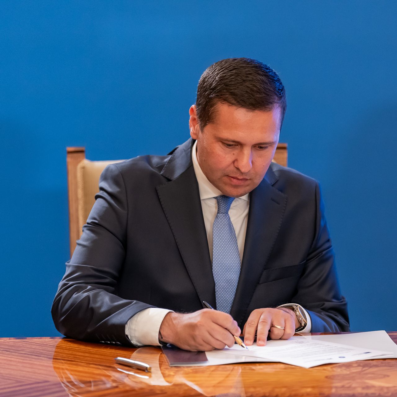 Președintele Corneliu Ștefan a semnat contractul pentru digitalizarea Consiliului Județean Dâmbovița. Persoanele fizice și juridice vor putea obține documente fără cozi la ghișee sau timp pierdut cu birocrația