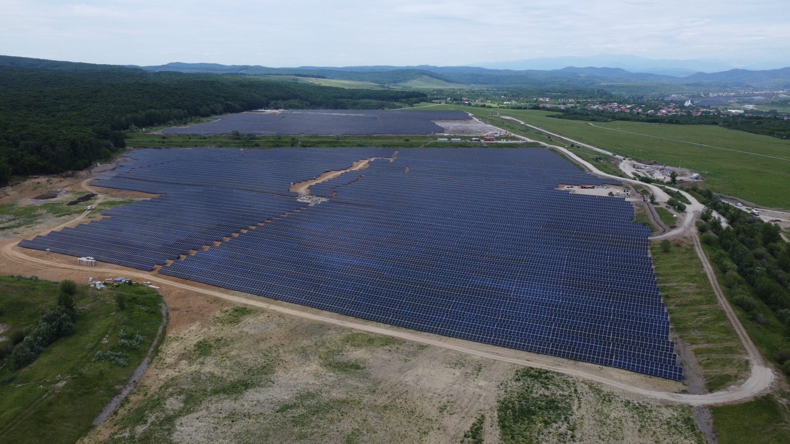 Parcul fotovoltaic Doicești-Șotânga 80 MW a fost pus în funcțiune. Investiția face parte din Complexul Energetic Doicești, care va include Centrala SMR și Parcul Fotovoltaic Doicești