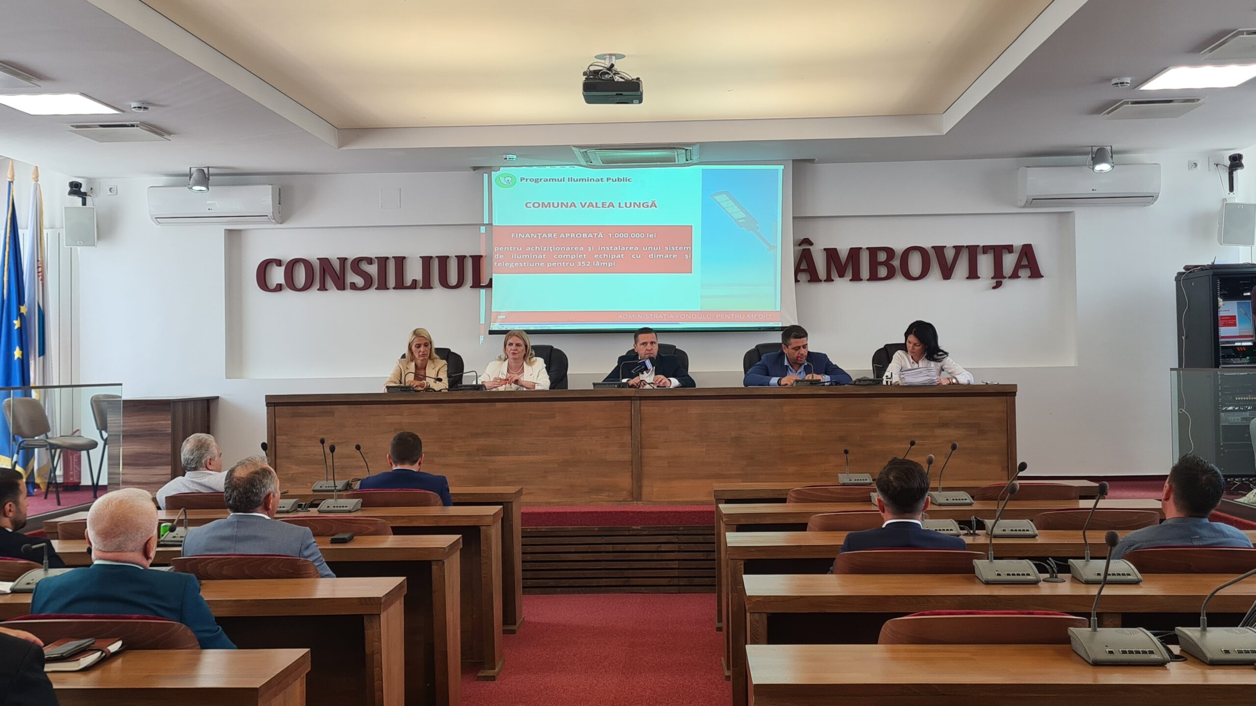 Noi contracte pentru modernizarea iluminatului public, semnate de primarii din 16 localități și Administrația Fondului pentru Mediu, la sediul Consiliului Județean Dâmbovița.
