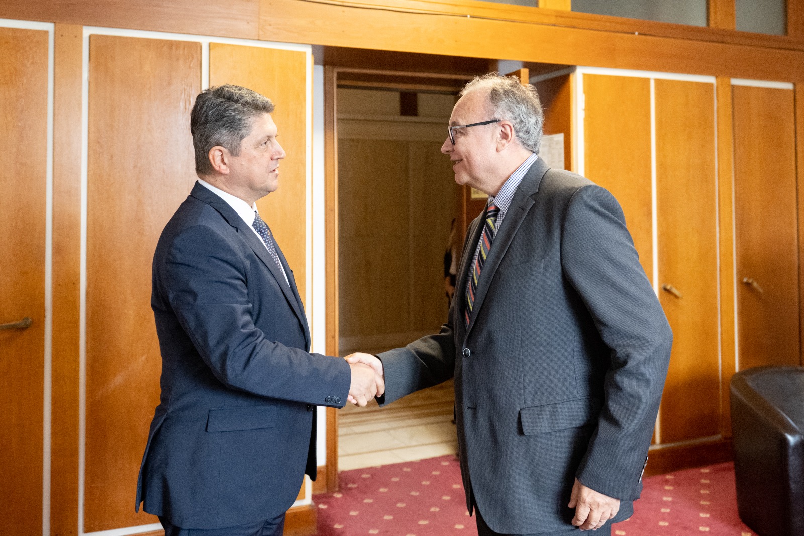 Senatorul Titus Corlățean, președintele Comisiei pentru politică externă a Senatului României, întâlnire cu ambasadorul Lituaniei la București, Artūras Žurauskas, la începerea mandatului diplomatic în România.