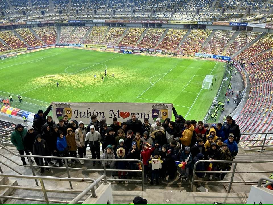 Seară de neuitat pentru tinerii fotbaliști de la Flacăra Moreni! I-au susținut, din tribune, pe tricolori în meciul cu Elveția și s-au bucurat de victoria României alături de antrenorii lor și de Gabriel Purcaru, cel care le-a și oferit această experiență extraordinară pe Arena Națională. VIDEO