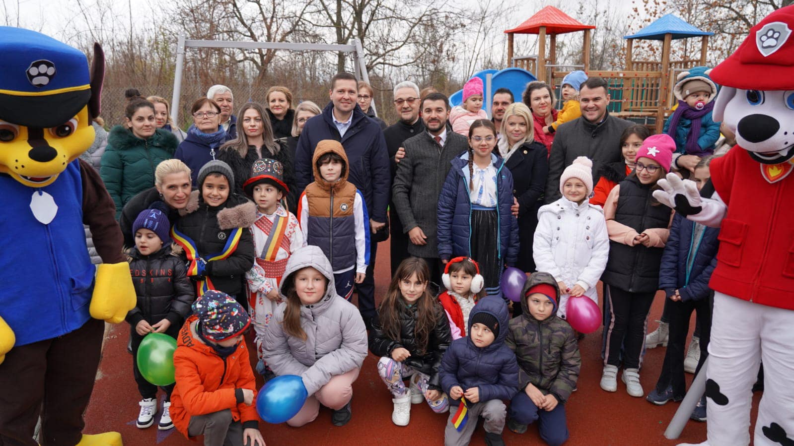 Bucurie mare pentru copiii din Aninoasa. Consiliul Județean Dâmbovița și Primăria au amenajat un loc de joacă, inaugurat chiar de Moș Nicolae. Tot astăzi au fost aprinse și luminile de Crăciun în comună.