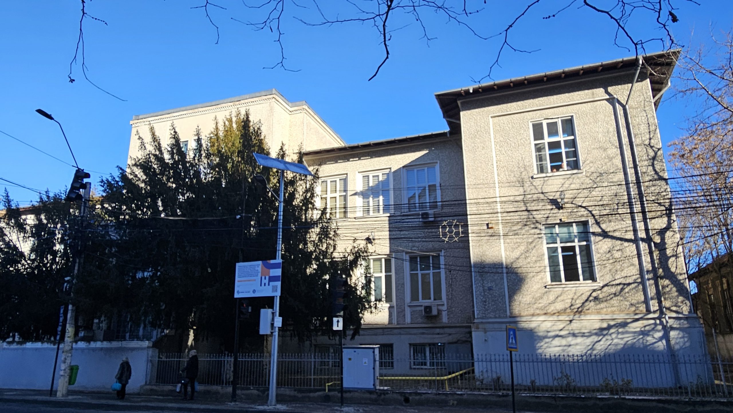 Colegiul Economic „Ion Ghica” din Târgoviște, o școală cu o vechime de peste 100 de ani, va intra într-un amplu proces de modernizare, consolidare și reabilitare energetică, grație unei finanțări nerambursabile obținute de administrația publică locală.