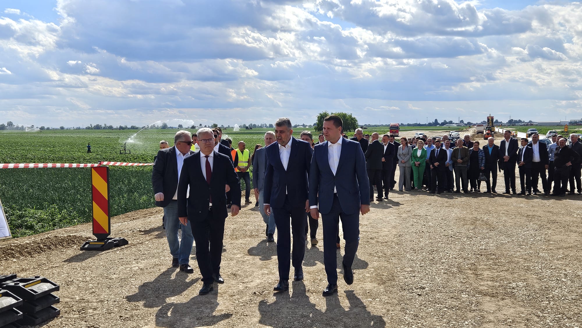 Premierul Marcel Ciolacu, împreună cu președintele CJD, Corneliu Ștefan, parlamentari, autorități locale și județene, vizită pe șantierul lucrărilor de extindere la patru benzi a DN7 Bâldana – Titu. VIDEO