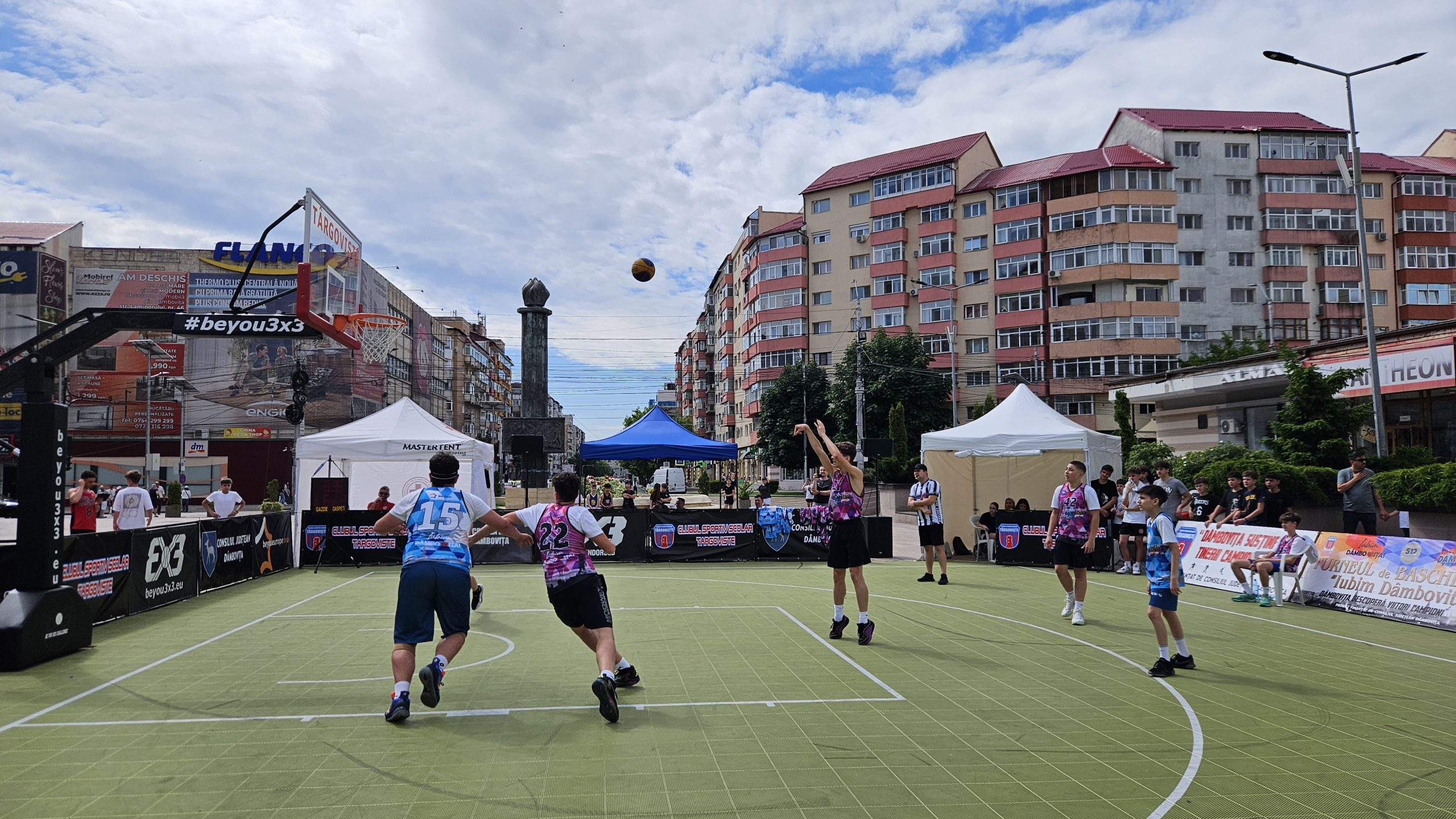 Turneul de baschet 3×3 „Iubim Dâmbovița”, în Piața Tricolorului din Târgoviște. Evenimentul este organizat de Consiliul Județean Dâmbovița și Clubul Sportiv Școlar Târgoviște.