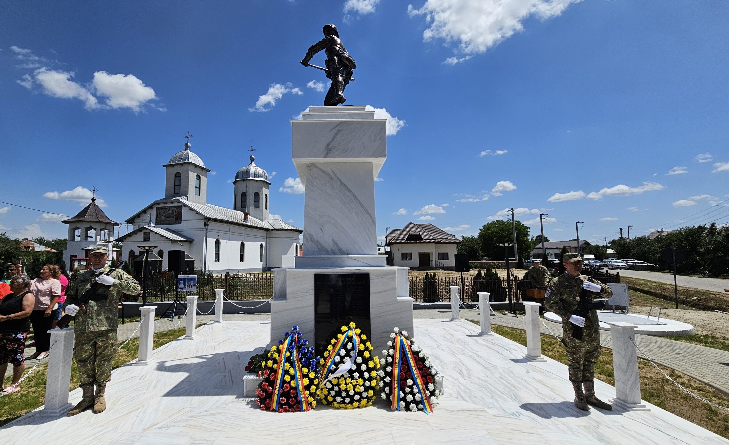 Ostașii care au pierit pe câmpurile de luptă în Războiul de Independență, în Primul și în al Doilea Război Mondial, comemorați la Poiana. A fost dezvelit și resfințit monumentul eroilor din localitate.